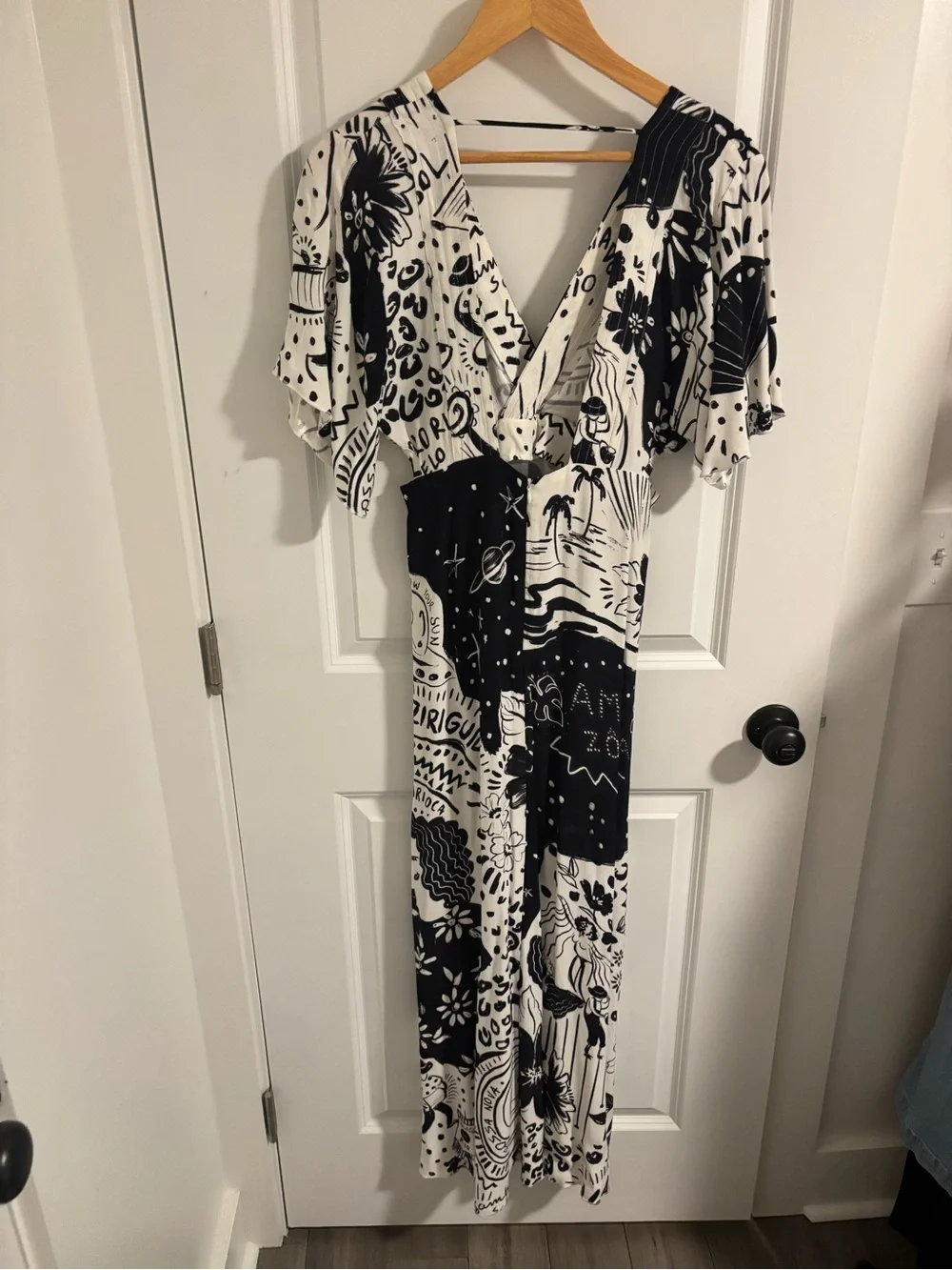 FARM RIO Black & White Tropical Vacation Resort V-Neck Maxi Dress Size Medium - Picture 9 of 10